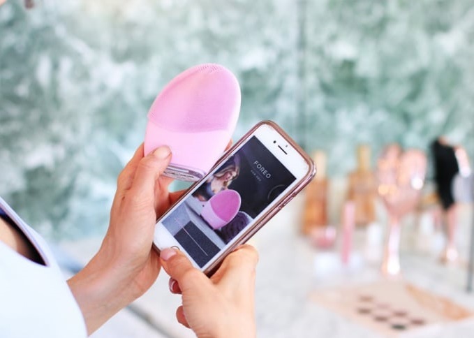 Máy rửa mặt foreo kết hợp trên app điện thoại