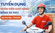 Nhân viên giao hàng bằng xe máy
