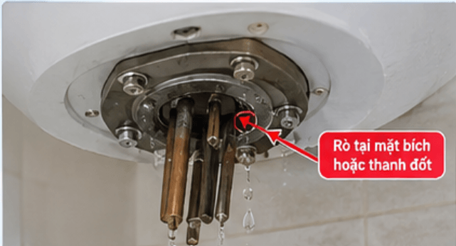 Bình nóng lạnh bị rò nước tại mặt bích hoặc khu vực thanh đốt